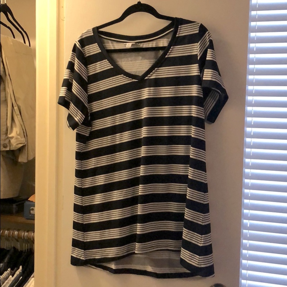 Short sleeve v neck tee